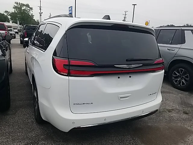 Used 2023 White Chrysler Limited image 15