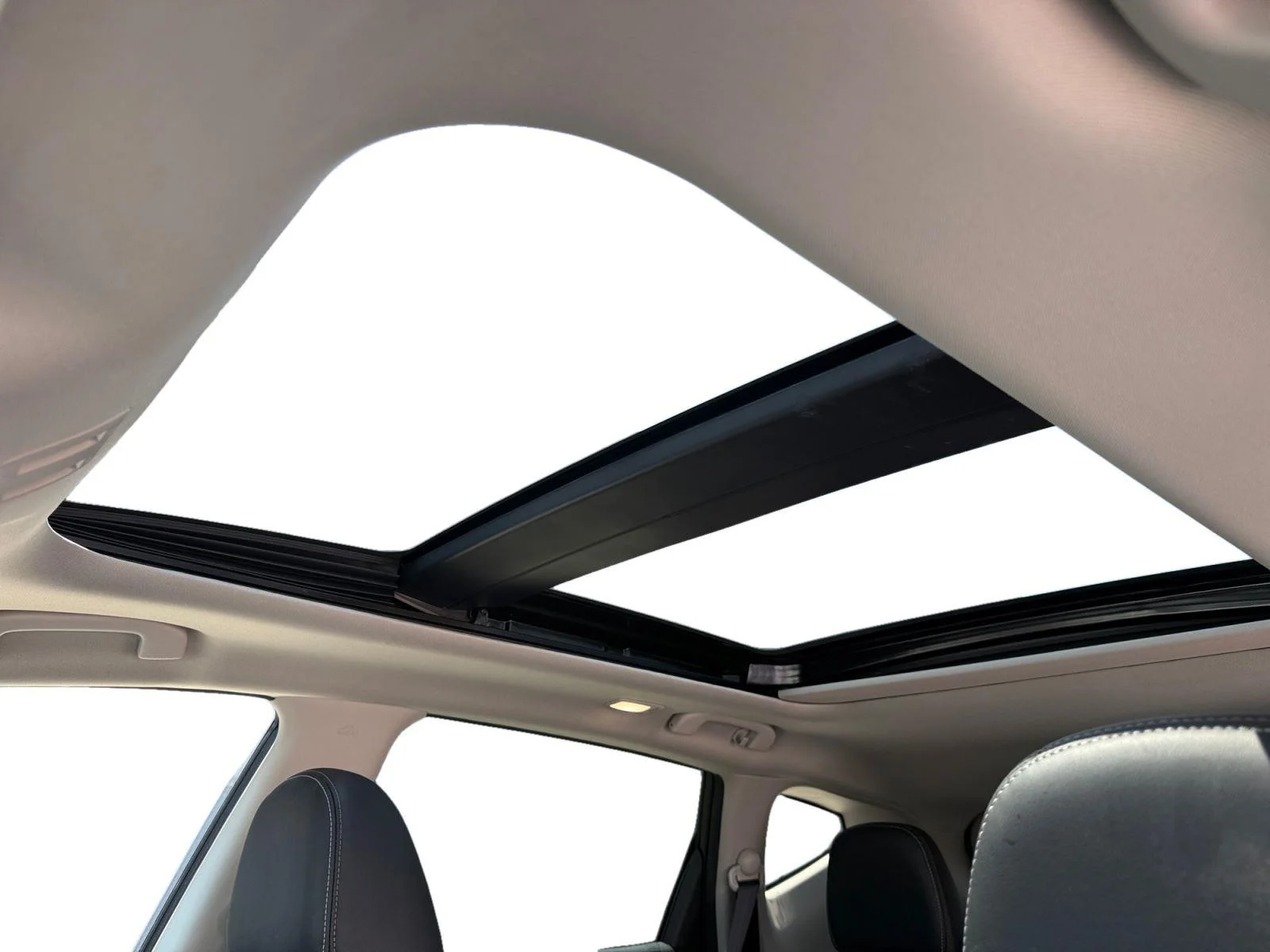 Used 2022 WHIE Nissan Platinum image 19