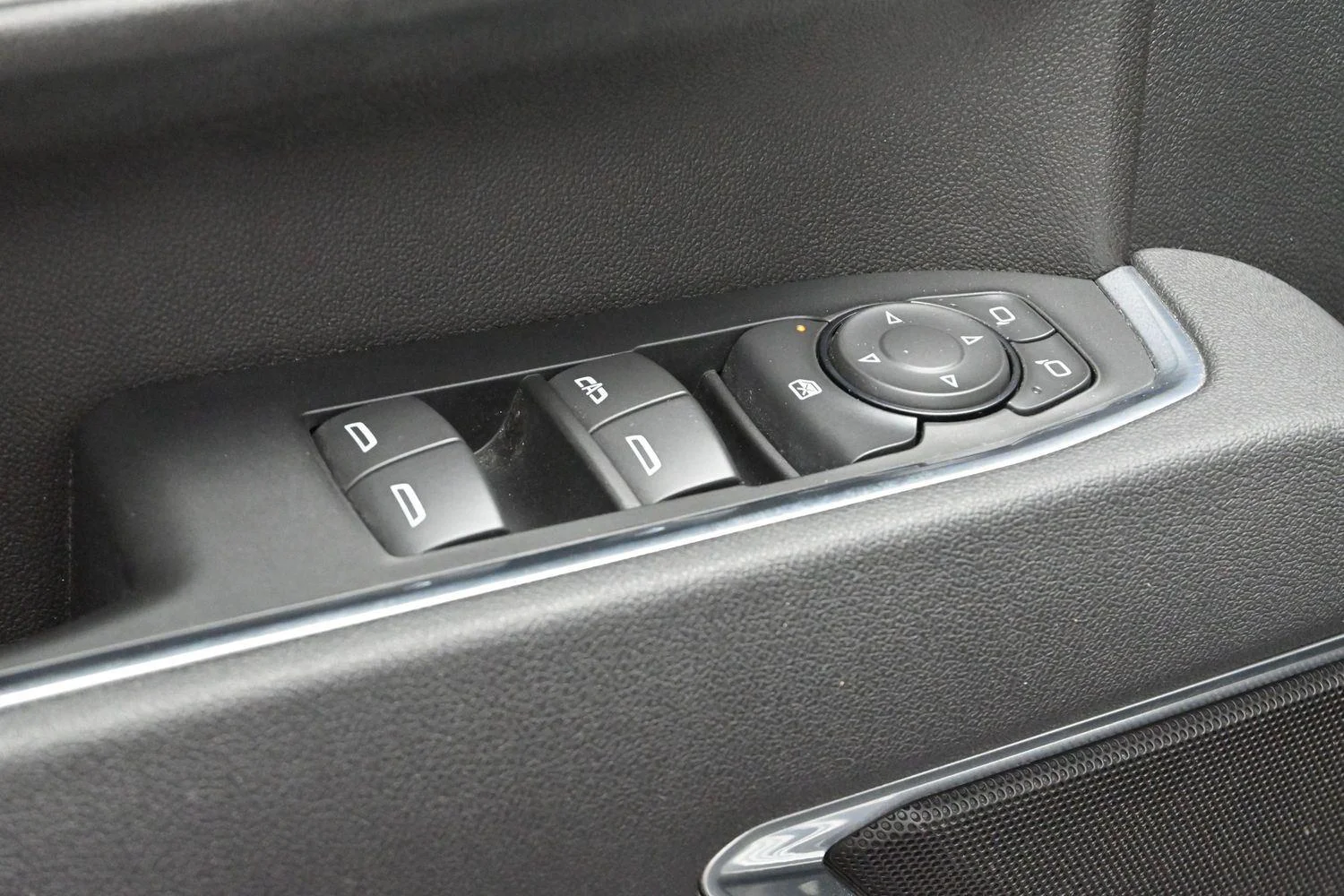 Used 2025 Summit White Chevrolet LT image 12