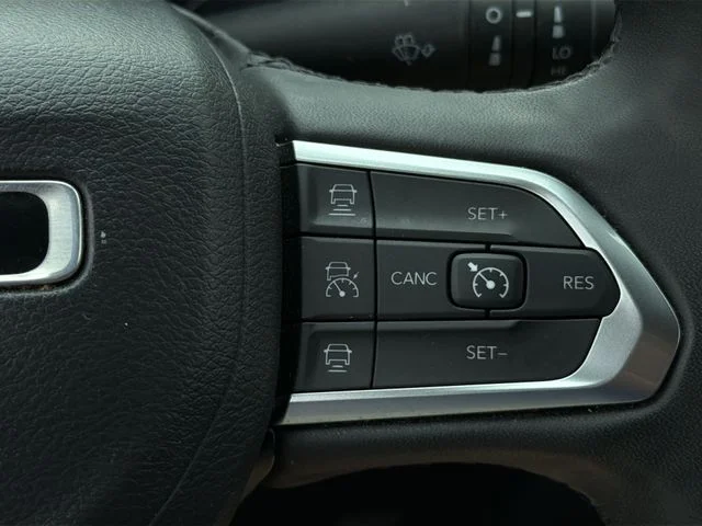 Used 2024 White/off-white Jeep Limited image 25