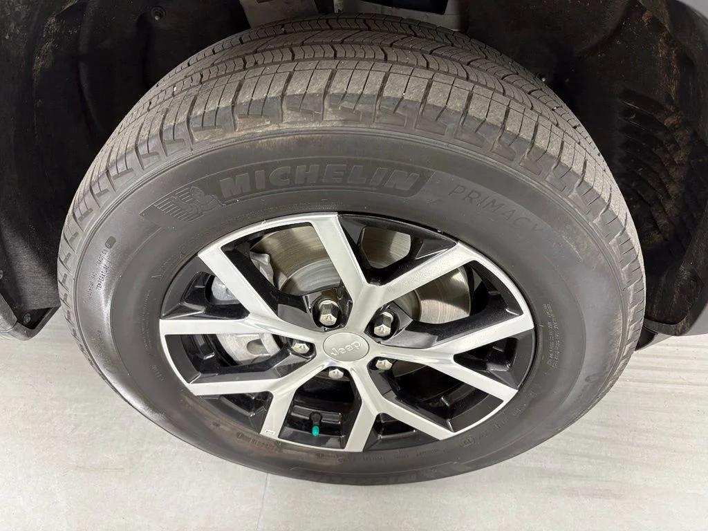 Used 2024 Silver Jeep Limited image 10