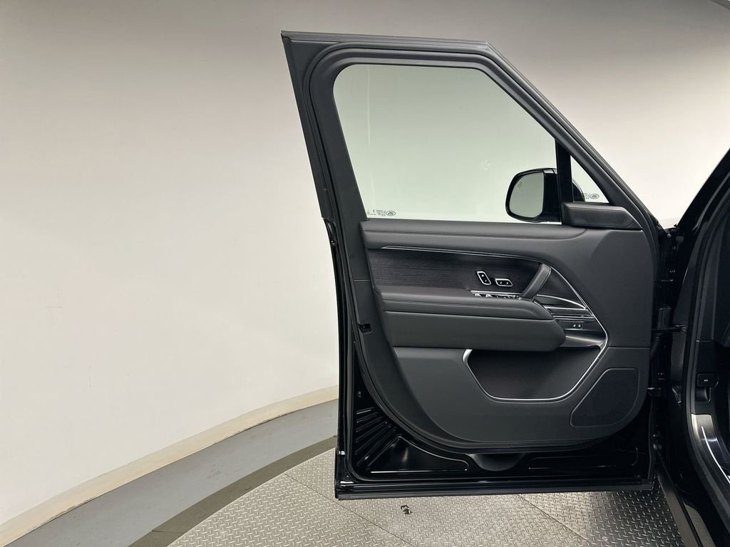 New 2026 Santorini Black Land Rover SE image 17