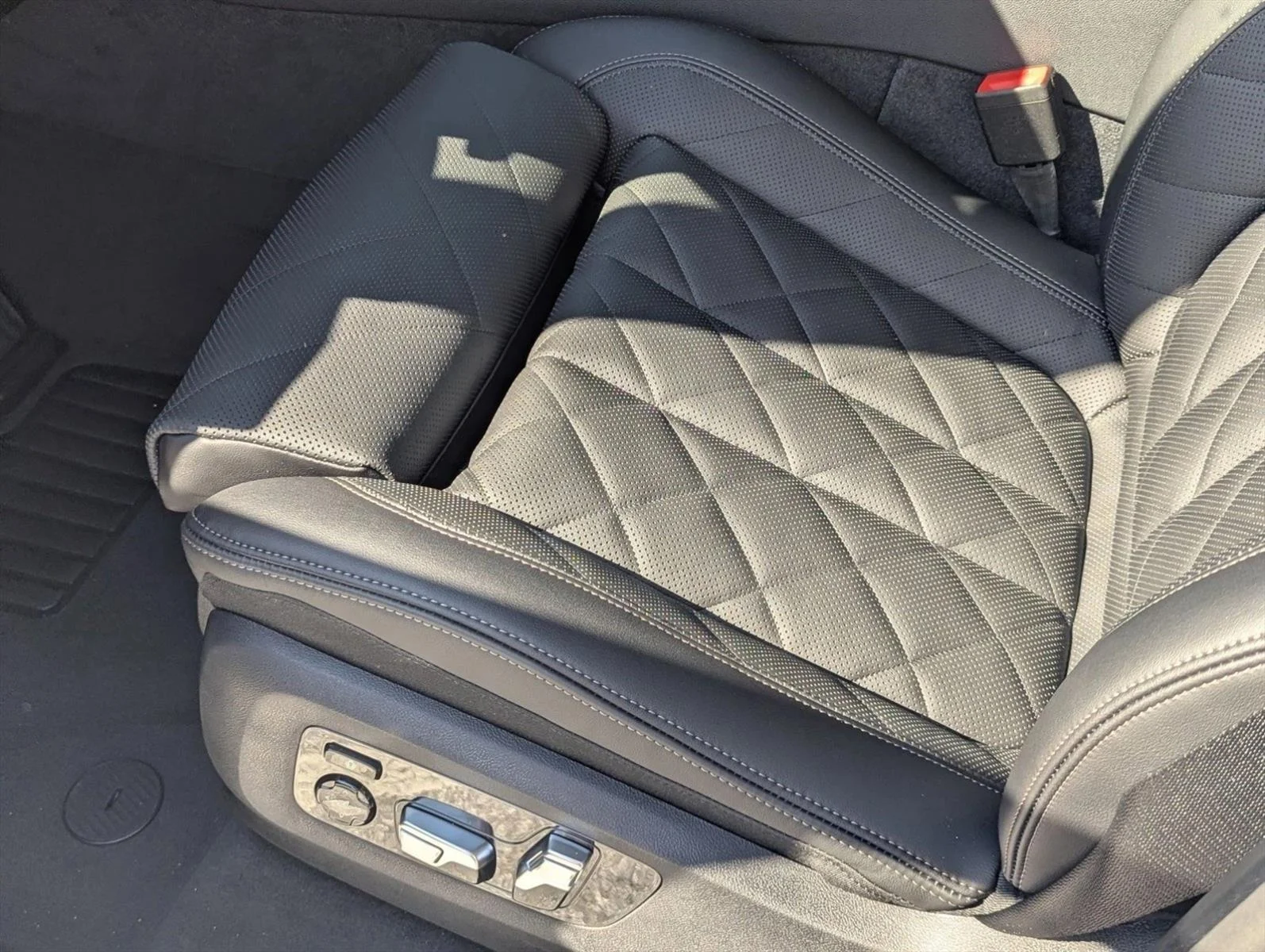 Used 2026 Skyscraper Grey Metallic BMW sDrive40i image 4