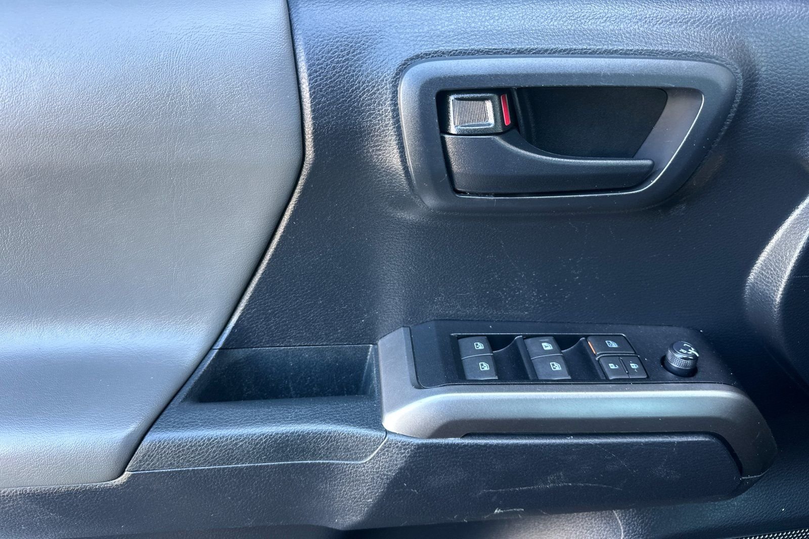 Used 2019  Toyota SR5 image 11