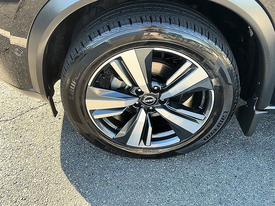 Used 2023 Super Black Nissan Platinum image 7