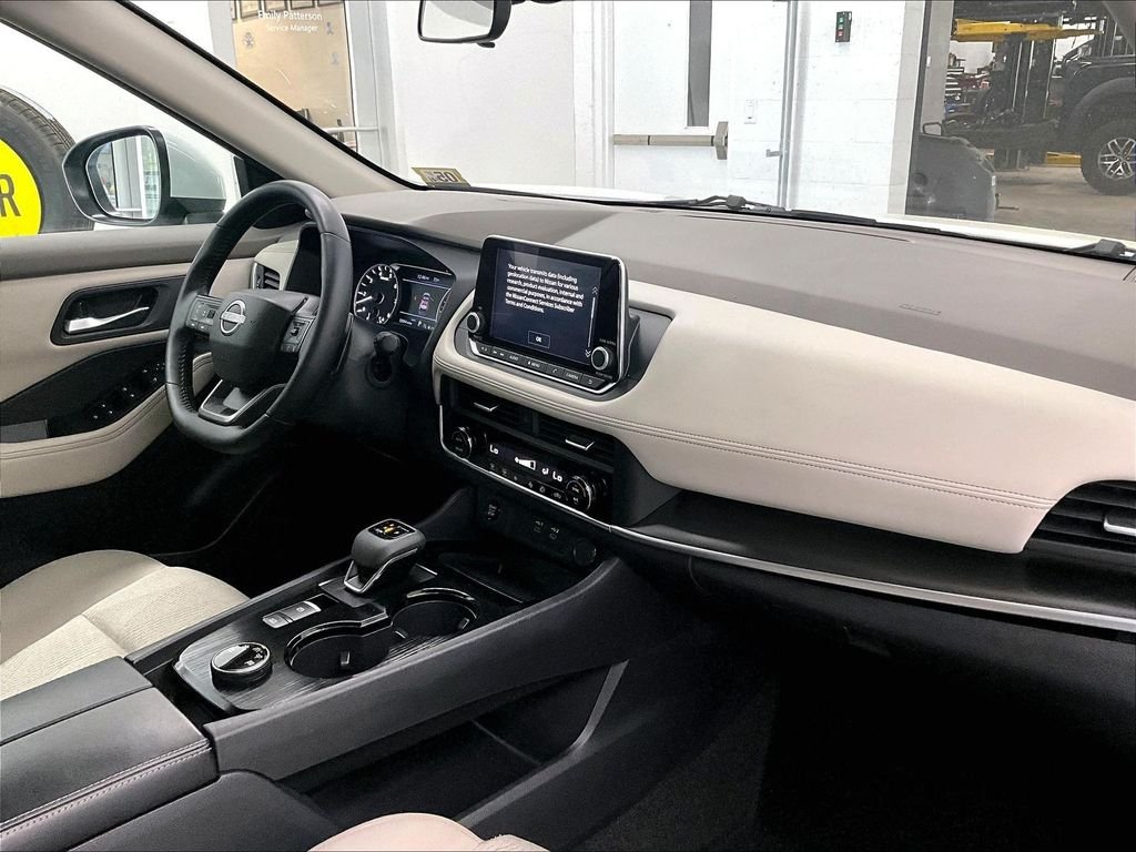 Used 2025 Everest White Pearl Nissan SV image 14