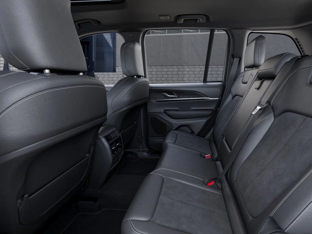 New 2026 Bright White Clear-Coat Exterior Paint Jeep Altitude image 23