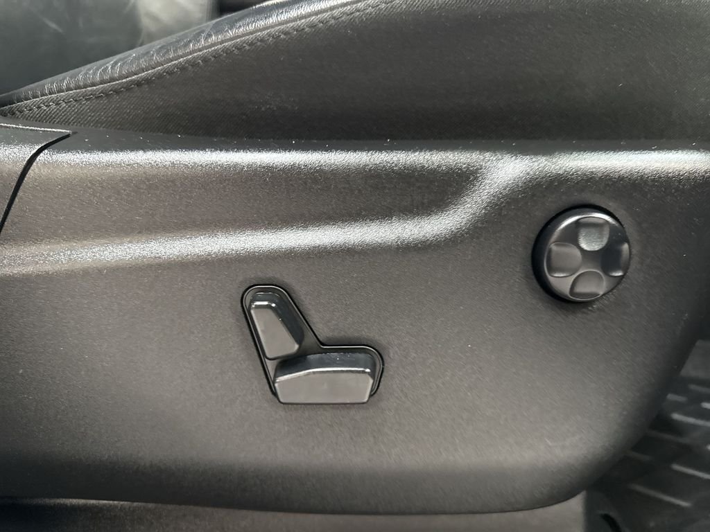 Used 2019 Crystal Metallic Jeep Limited image 19