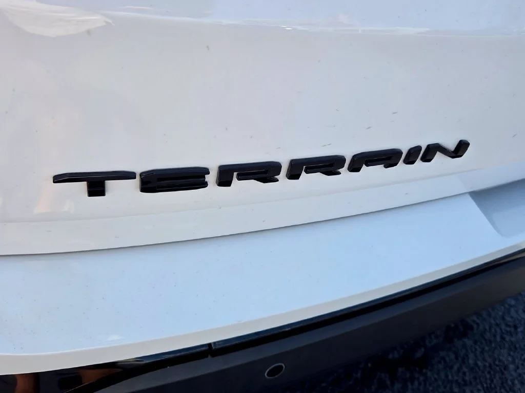 Used 2023 SUMMIT WHITE GMC SLT image 11