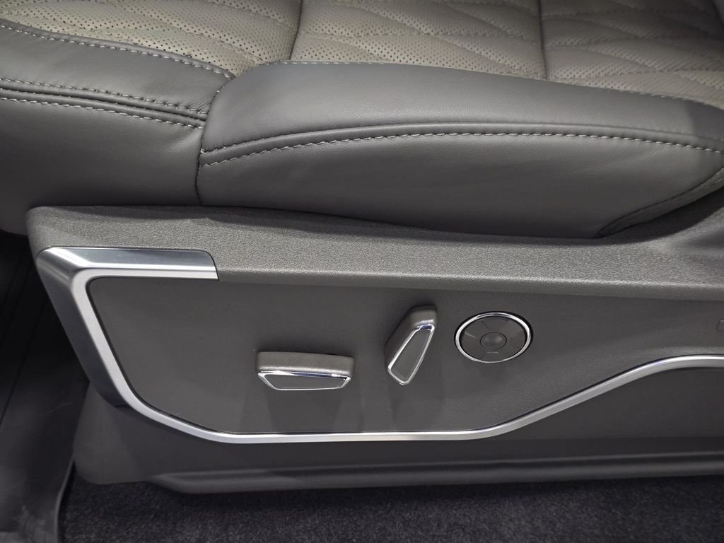 New 2026 Star White Metallic Tri-Coat Ford Platinum® image 15