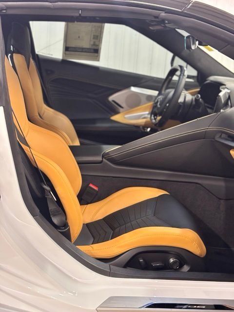 Used 2025 White Chevrolet Z06 image 18