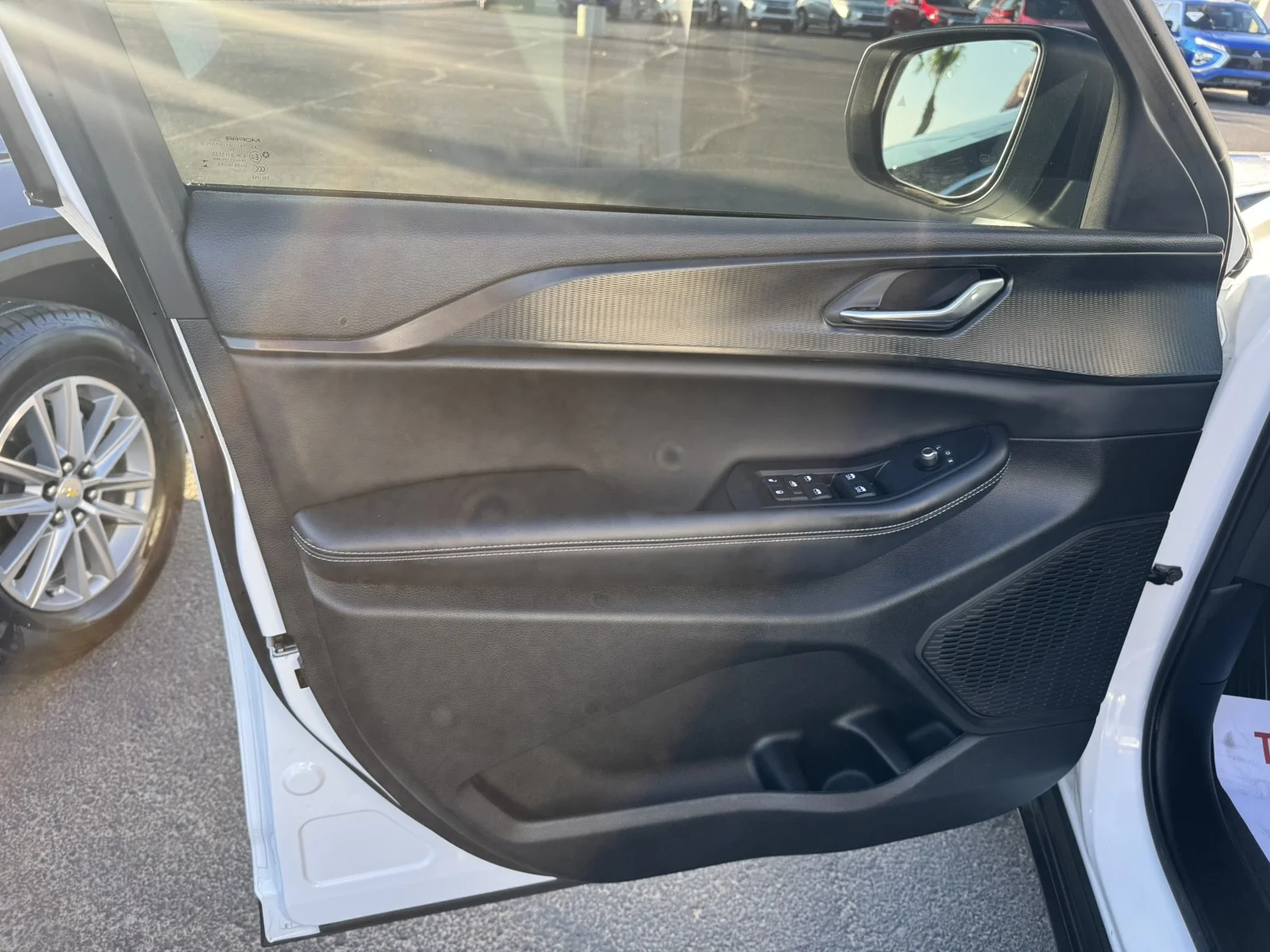 Used 2024  Jeep Laredo image 11