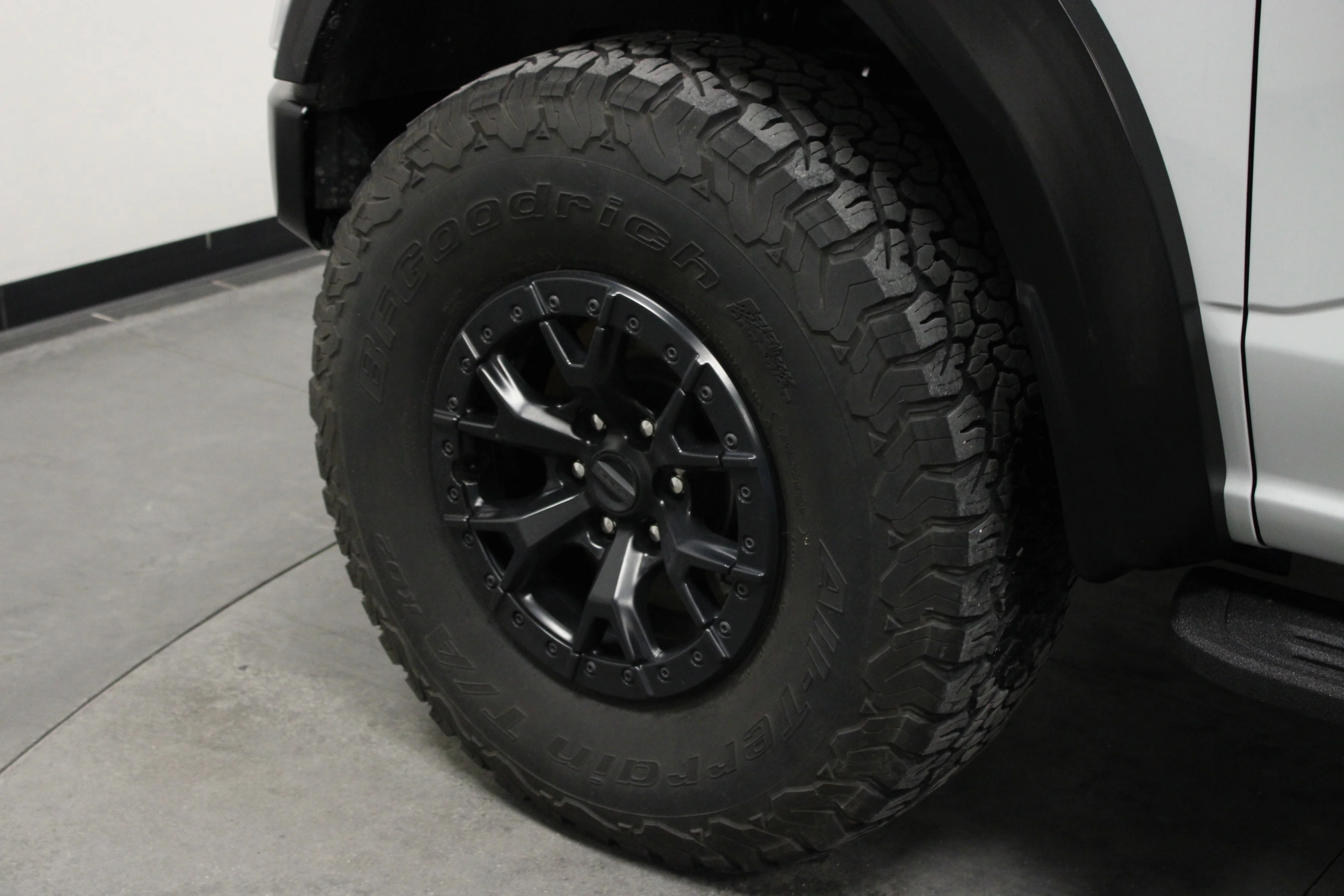 Used 2023 Avalanche Gray Ford Raptor image 10