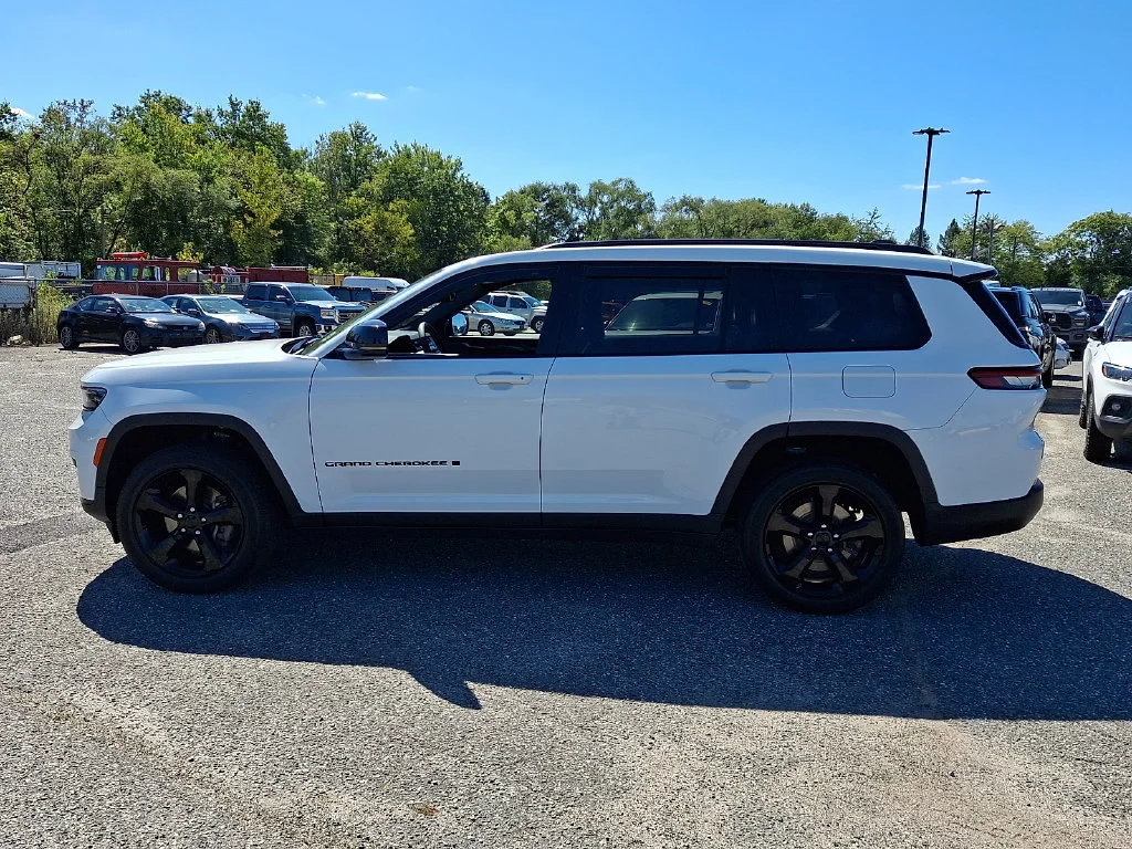 Used 2023 Bright White Clearcoat Jeep Altitude image 7