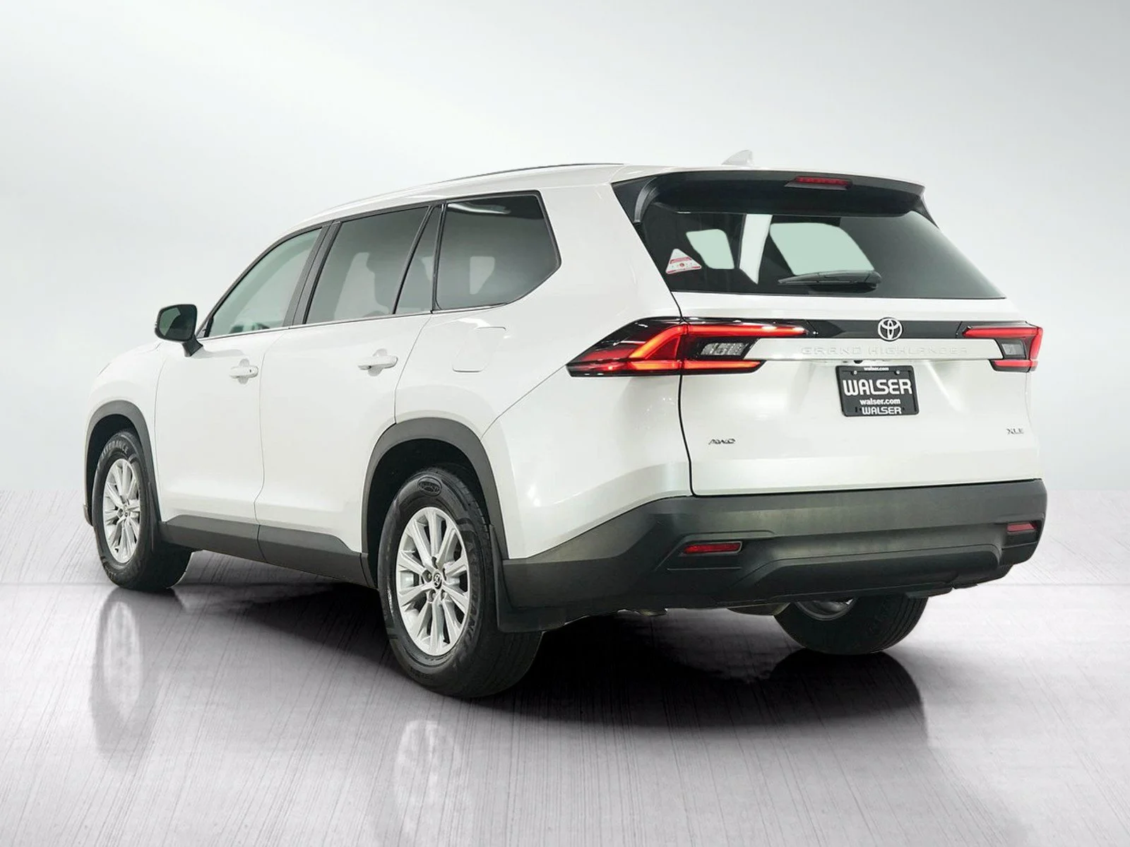Used 2025  Toyota XLE image 3