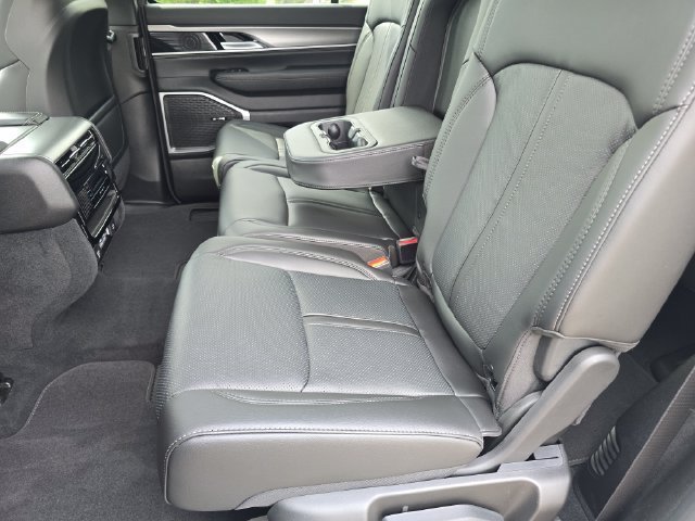 New 2026 Bright White Clear-Coat Exterior Paint Jeep  image 35