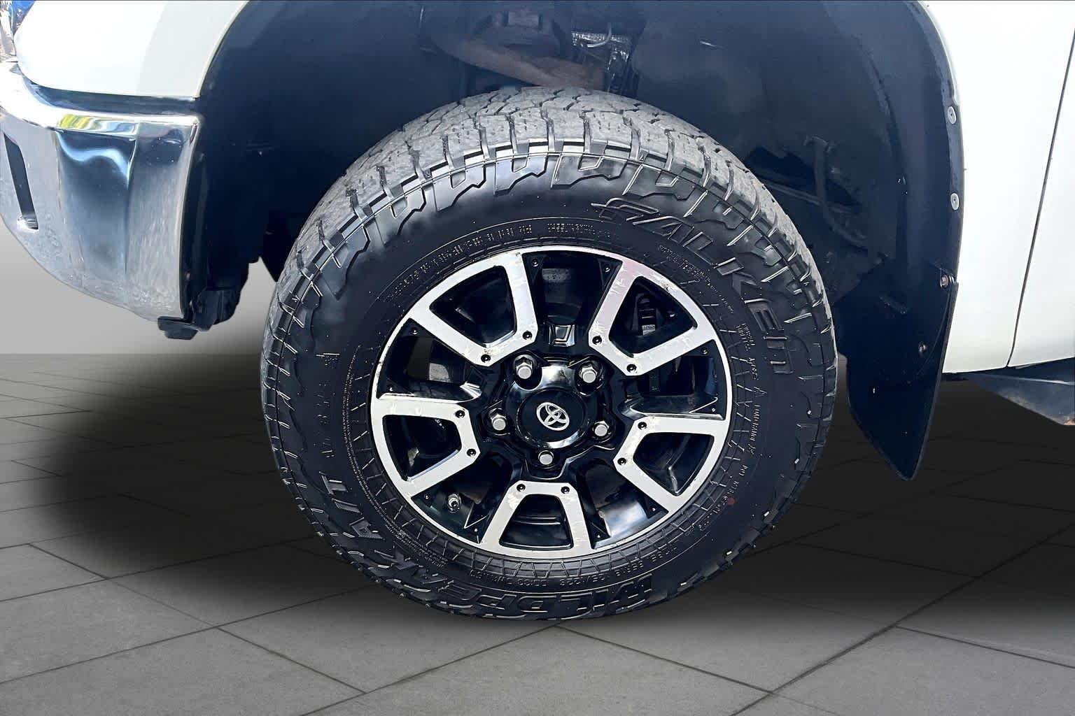 Used 2015 Super White Toyota SR5 image 10