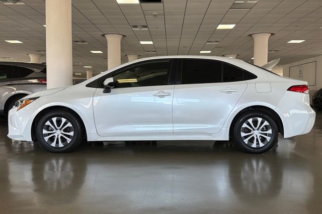 Used 2022 Wind Chill Pearl Toyota LE image 10