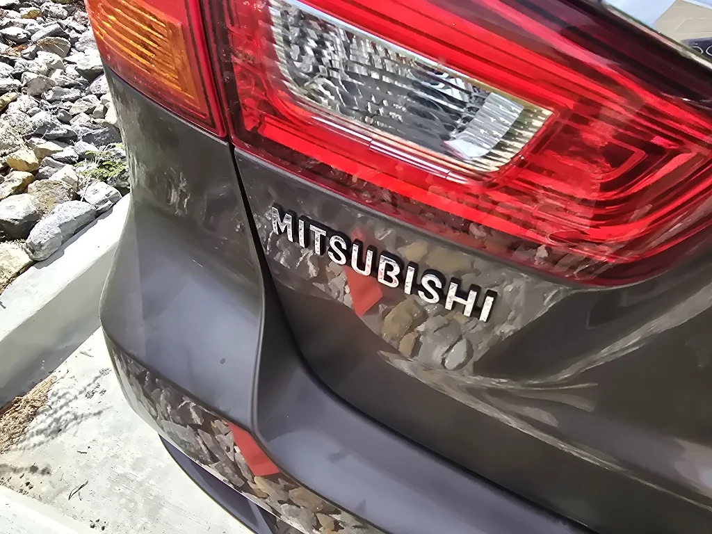 Used 2018 Quartz Brown Metallic Mitsubishi SE 2.4 image 11
