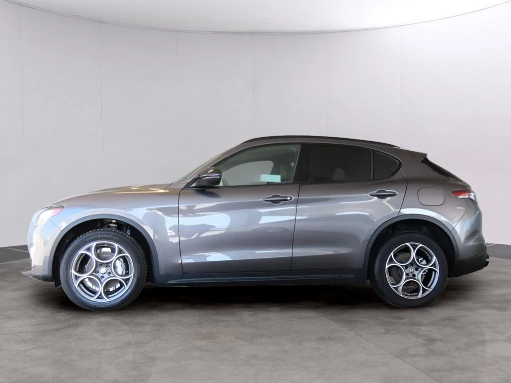 New 2025 Vesuvio Gray Metallic Exterior Paint Alfa Romeo Base image 4