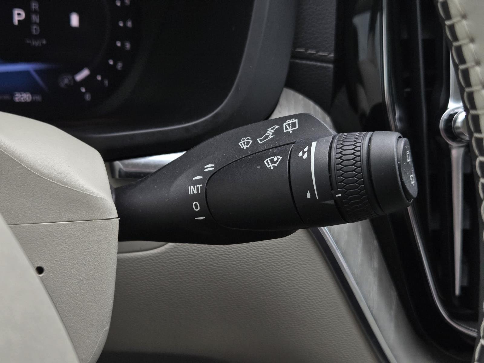 Used 2023 Onyx Black Metallic Volvo Ultimate image 21