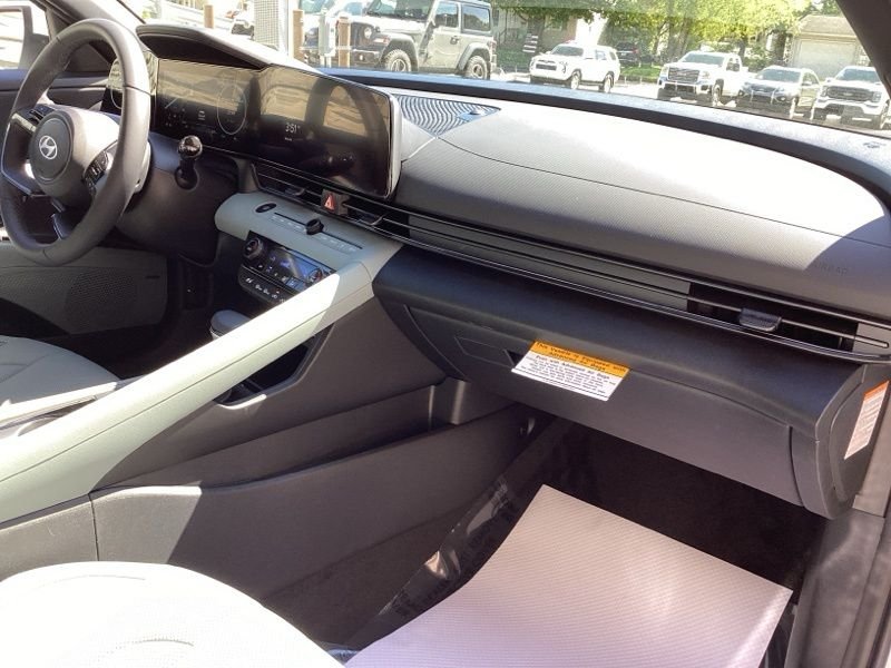 2025 Hyundai Elantra Limited - Photo 16