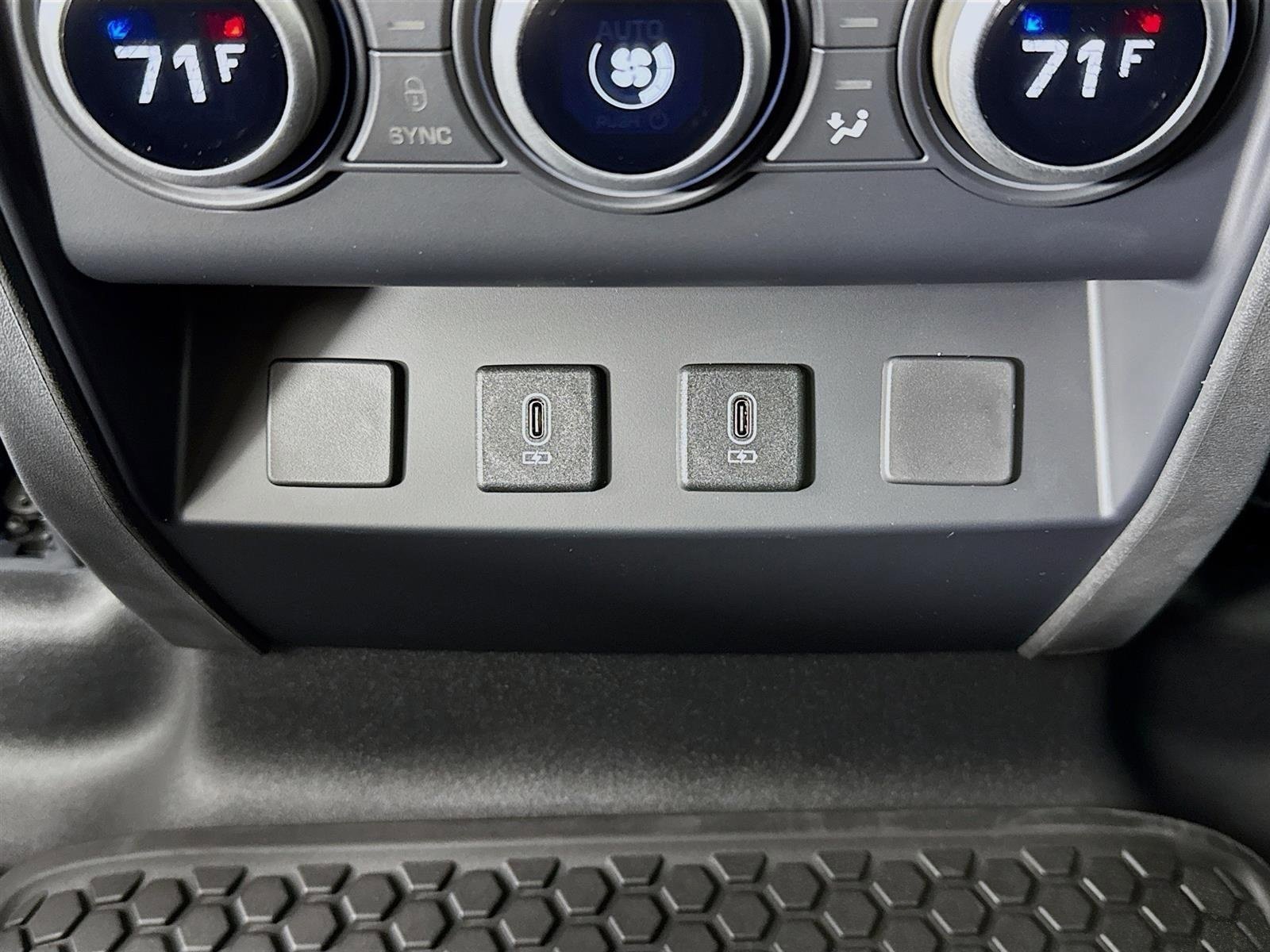 Used 2026 Santorini Black Land Rover X-Dynamic SE image 28