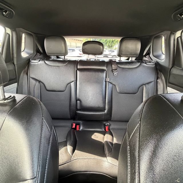 Used 2024 White Jeep Latitude image 31