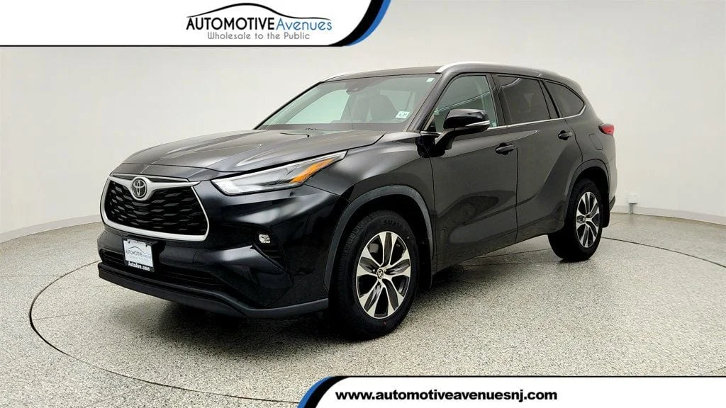 Used 2022 Midnight Black Metallic Toyota XLE AWD image 1