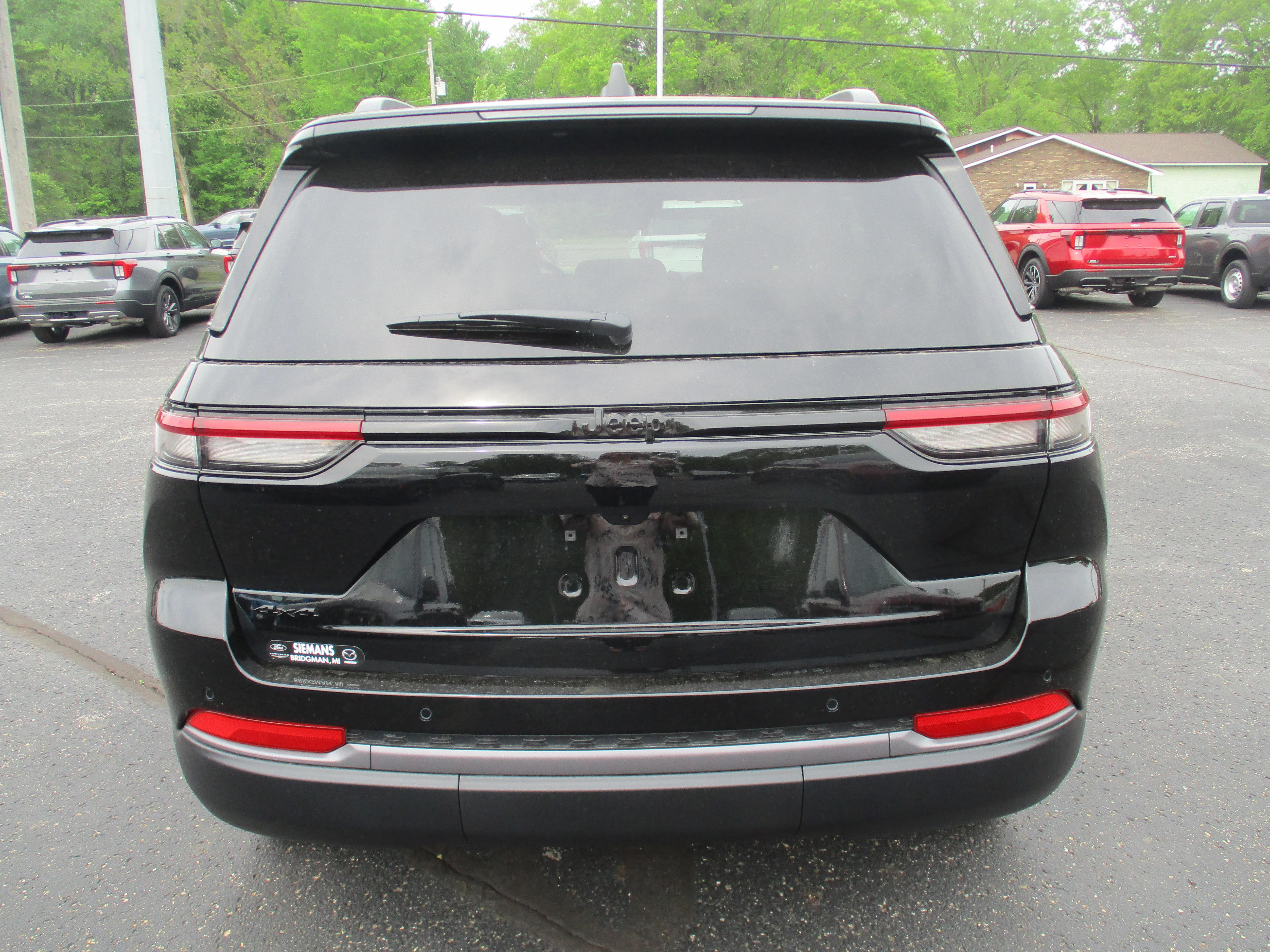 New 2026 Diamond Black Crystal Pearl-Coat Exterior Paint Jeep Limited image 31