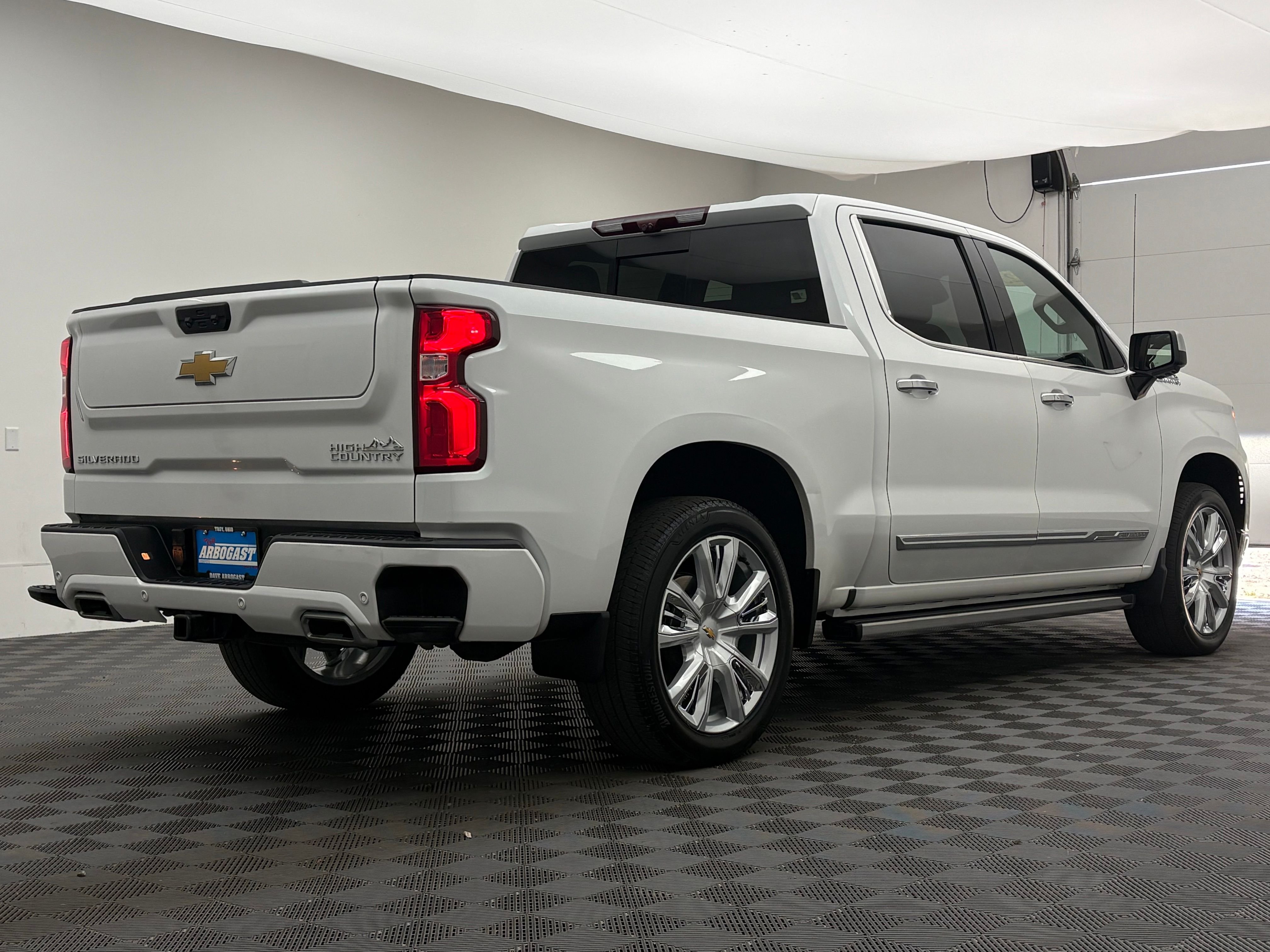 Used 2023 Iridescent Pearl Tricoat Chevrolet High Country image 9