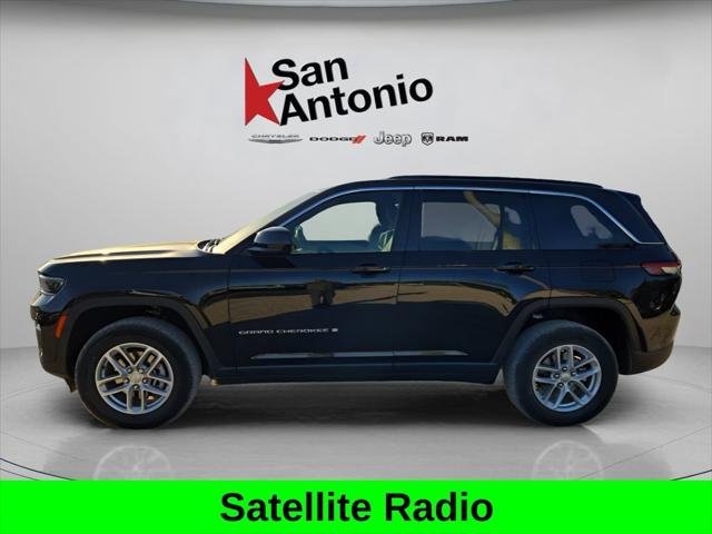 New 2025 Diamond Black Crystal Pearl-Coat Exterior Paint Jeep Laredo X image 5