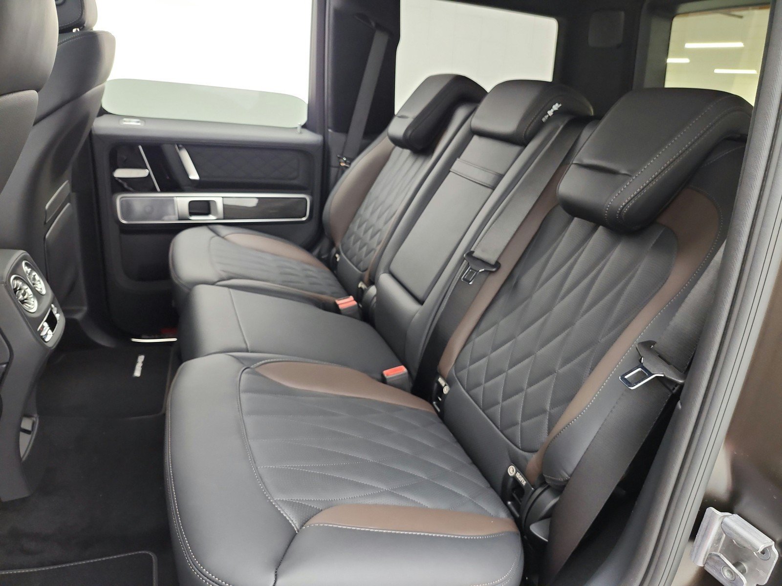 New 2027 MANUFAKTUR Dakota Brown Magno Mercedes-Benz AMG® G 63 SUV image 32