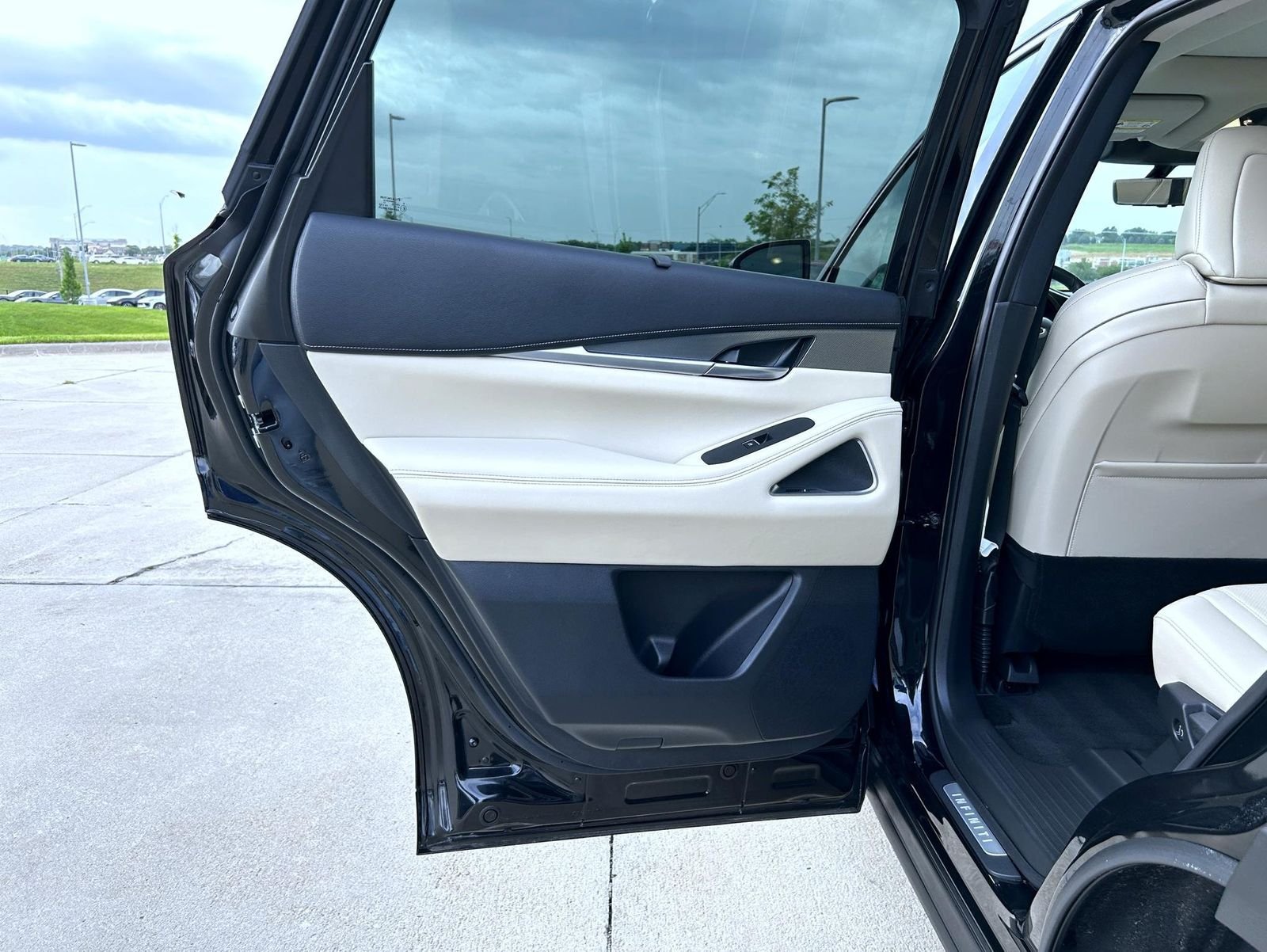 Used 2025 Black INFINITI LUXE image 22