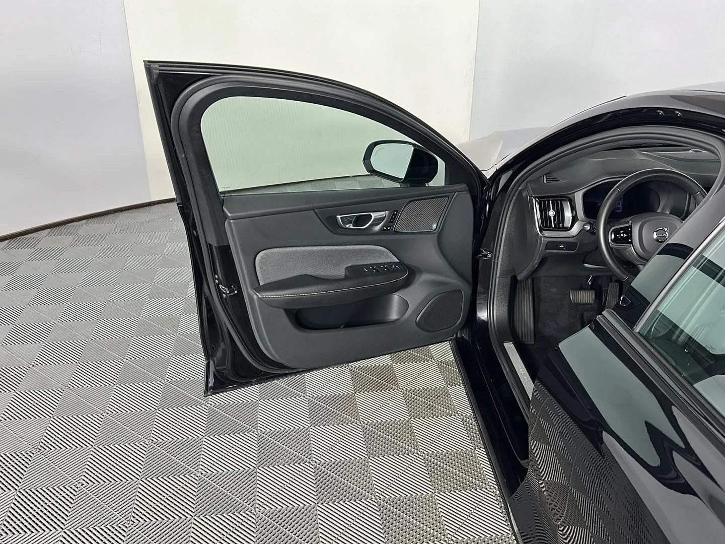 Used 2024 Onyx Black Metallic Volvo Plus Black Edition image 17