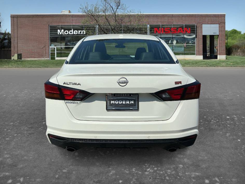 Used 2024 Glacier White Nissan 2.5 SR image 4