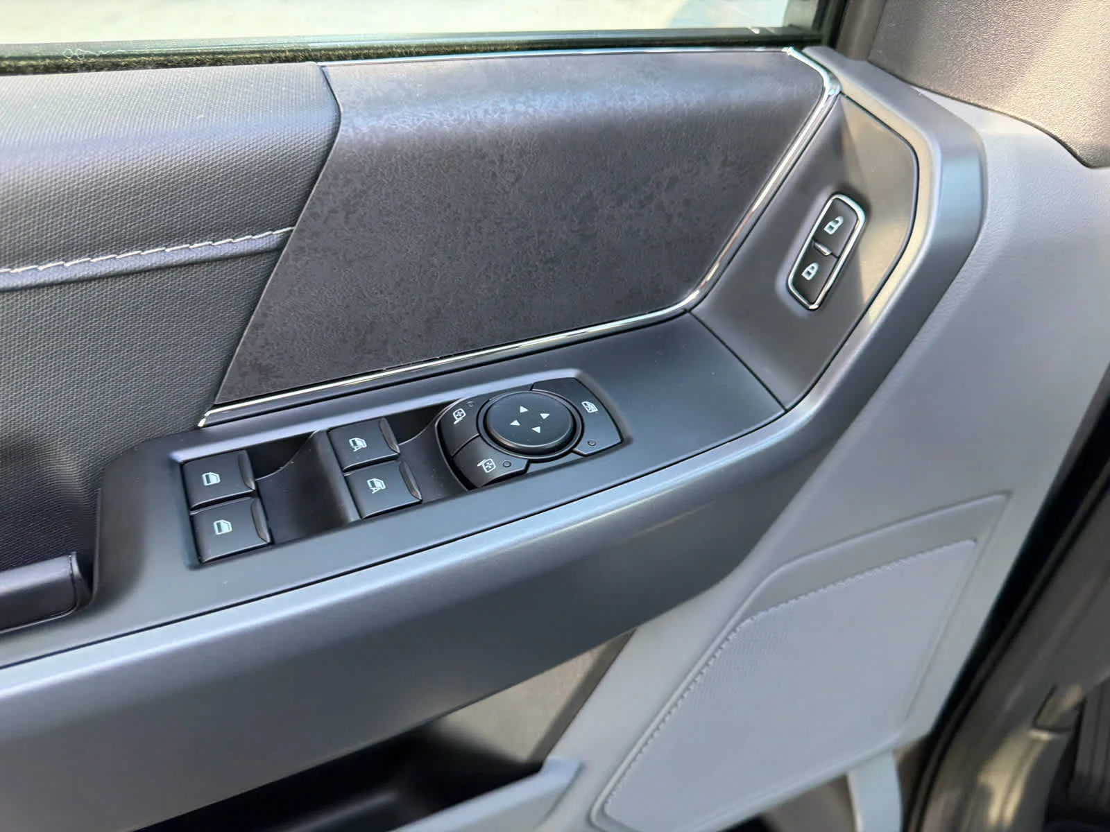 New 2026 Carbonized Gray Metallic Ford XLT image 14