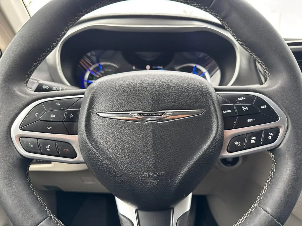 Used 2023  Chrysler Hybrid Touring L image 25