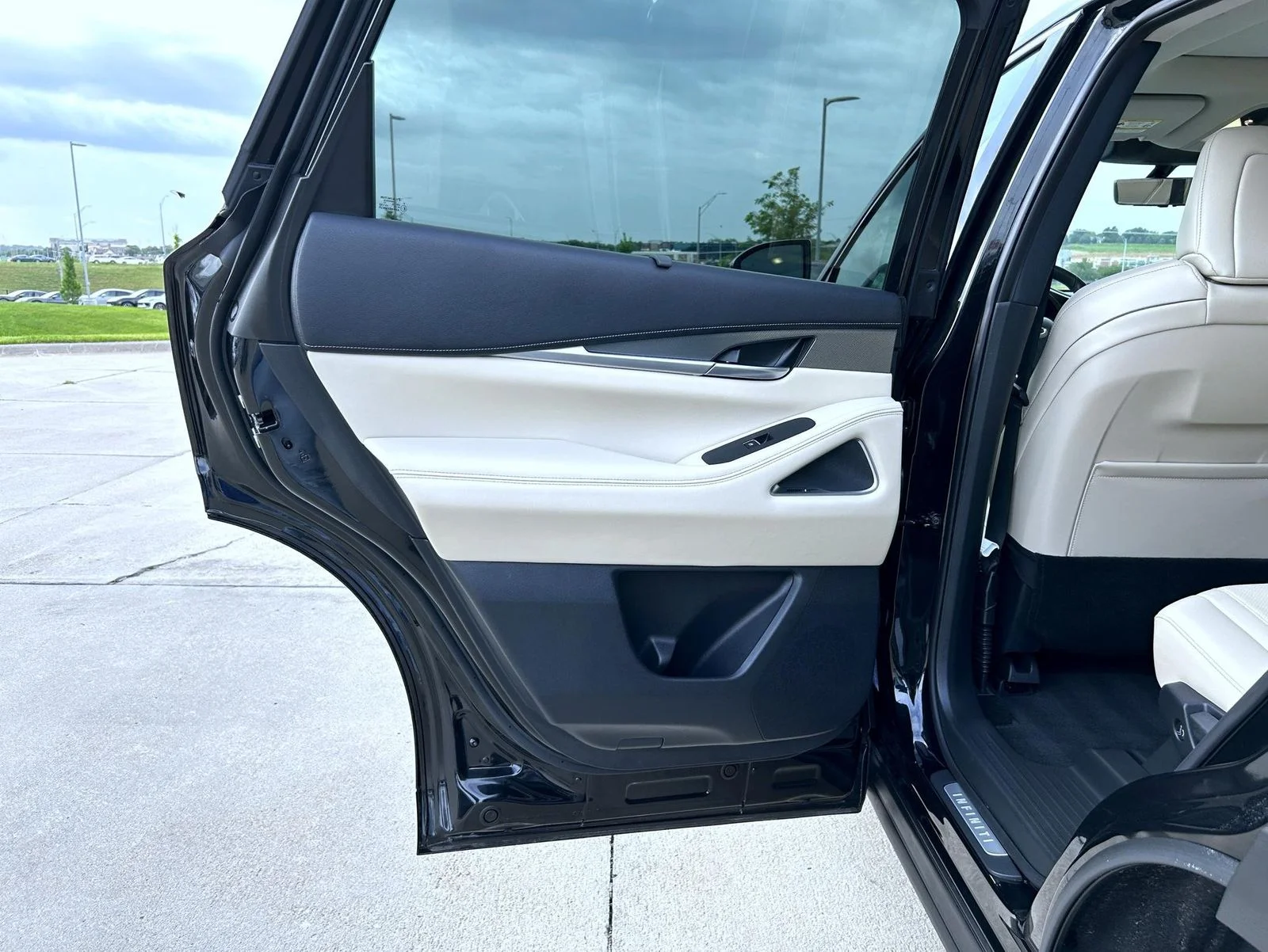 Used 2025 Black INFINITI LUXE image 22