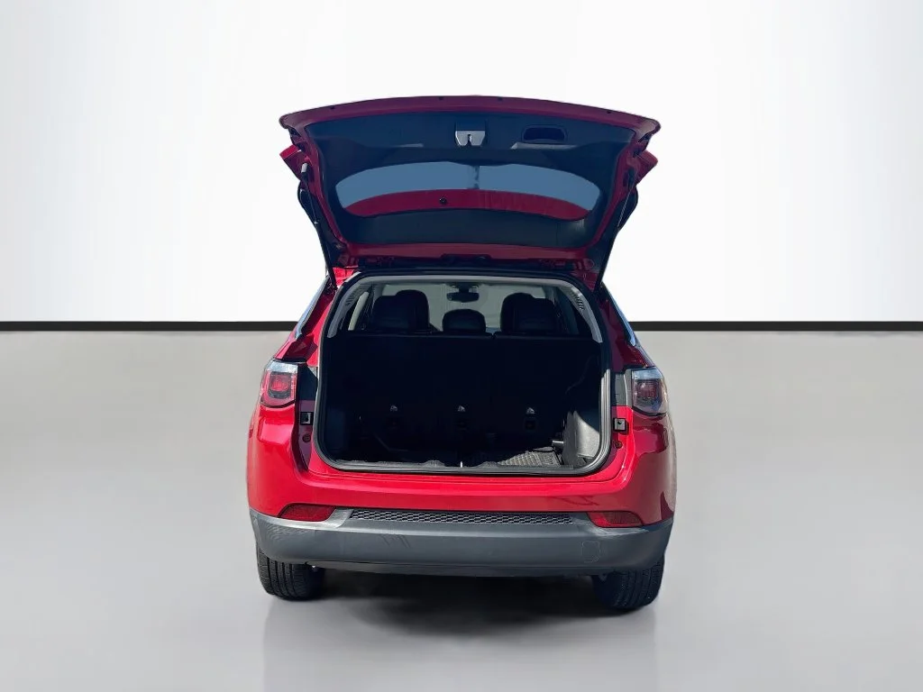 Used 2019 Red Jeep Latitude image 9