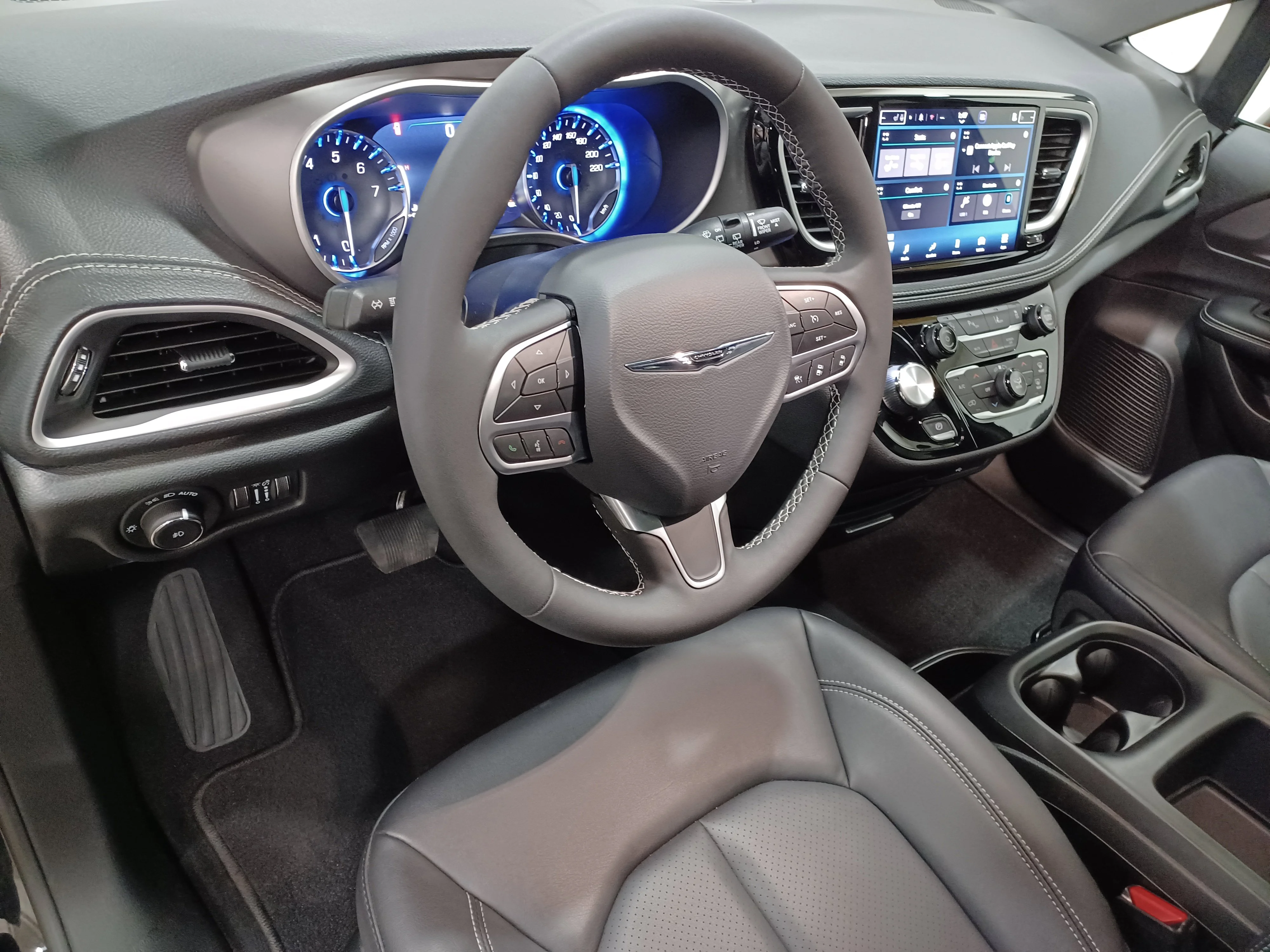 Certified Used 2026 Diamond Black Crystal Pearl Chrysler Select AWD*7 Pass | Adaptive Cruise | Remote Start | Htd Leather | Pano Roof | Htd Wheel | CarPlay image 15