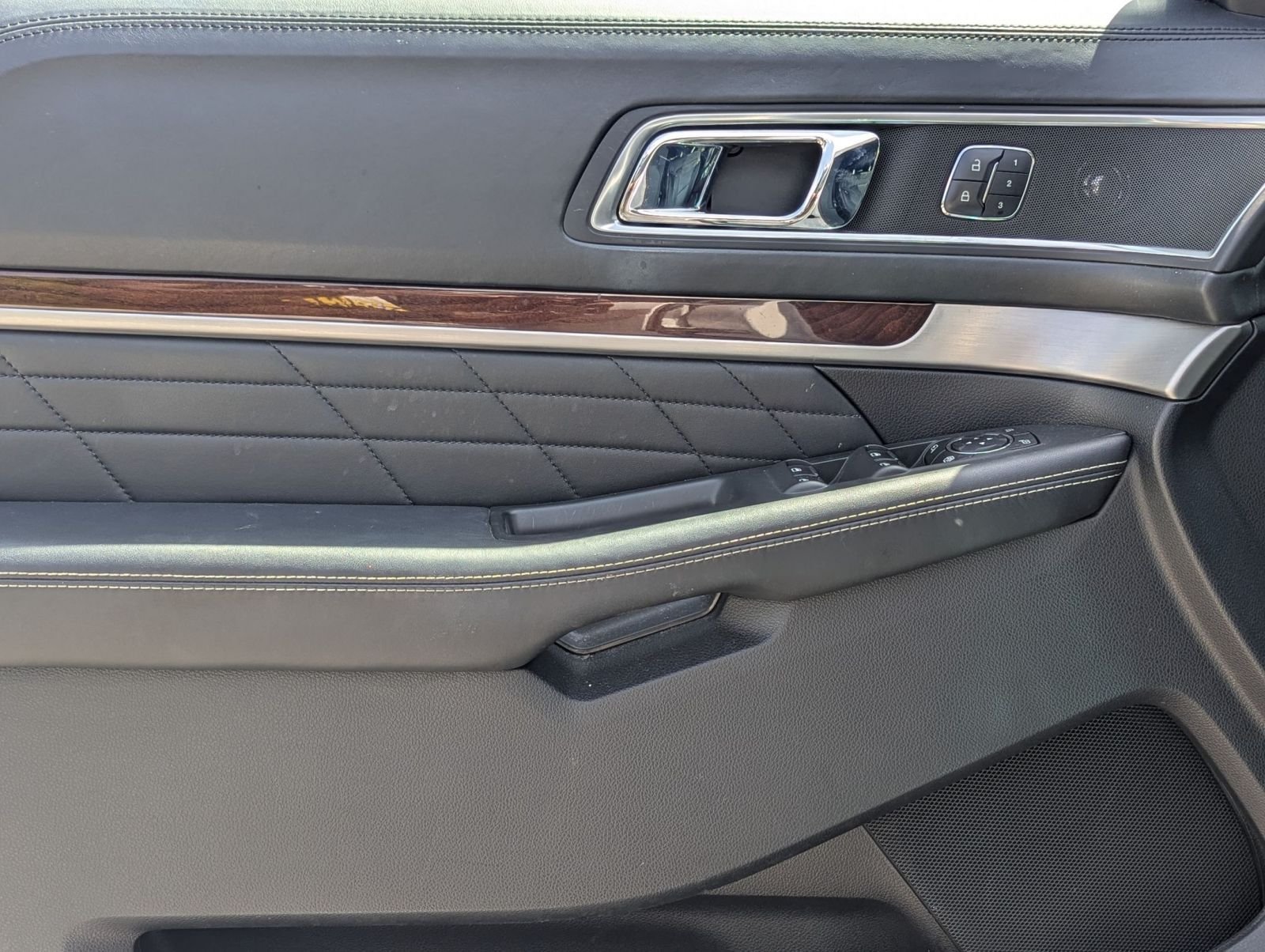 Used 2017 White Ford Platinum image 9