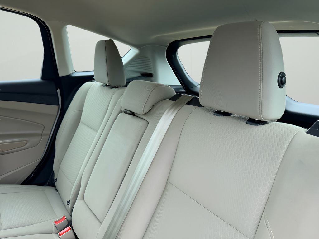 Used 2018 White Gold Metallic Ford SE image 11