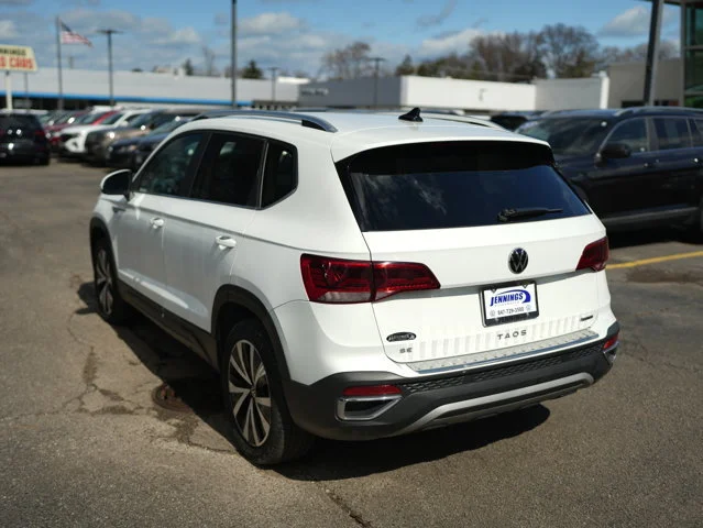 Used 2022 White Volkswagen SE image 5