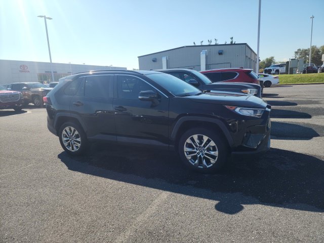 Used 2021 Black Toyota XLE Premium image 4