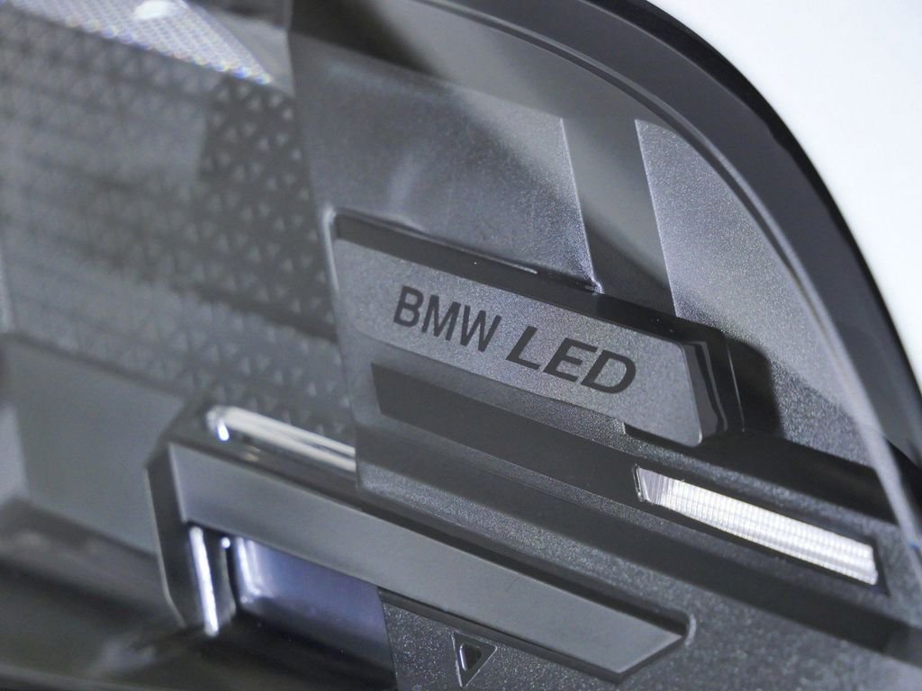 New 2026 Mineral White Metallic BMW xDrive40i image 4
