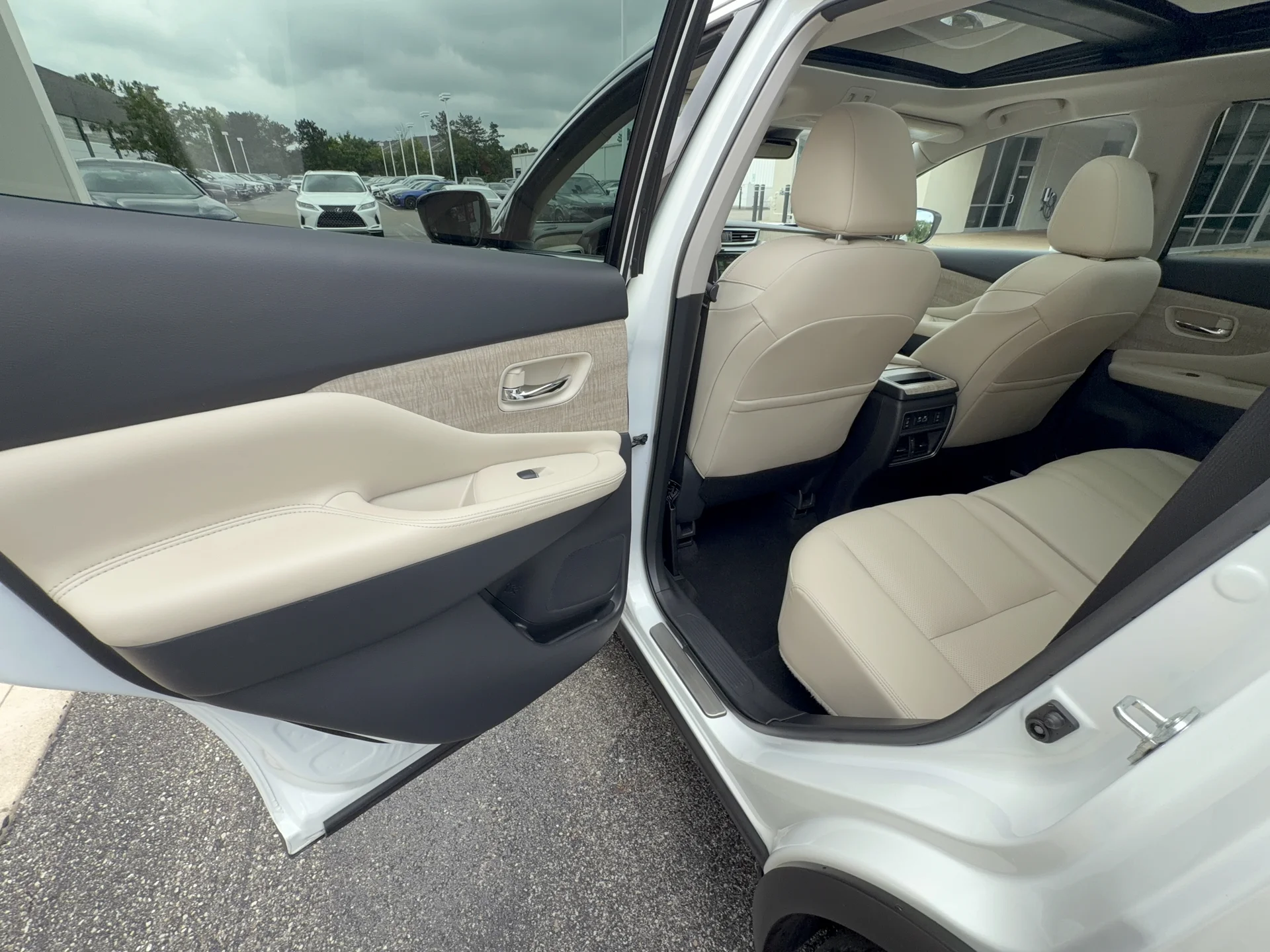 Used 2024 Pearl White TriCoat Nissan SL image 18