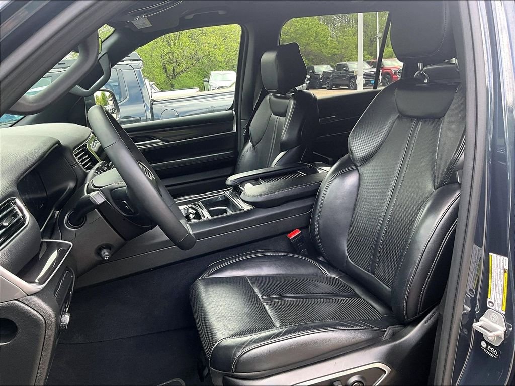 Used 2024 Gray Jeep Base image 10