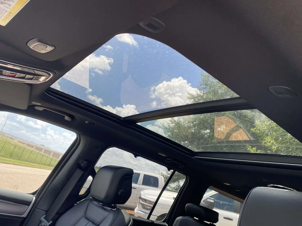 New 2026 Bright White Clear-Coat Exterior Paint Jeep Limited Reserve image 21