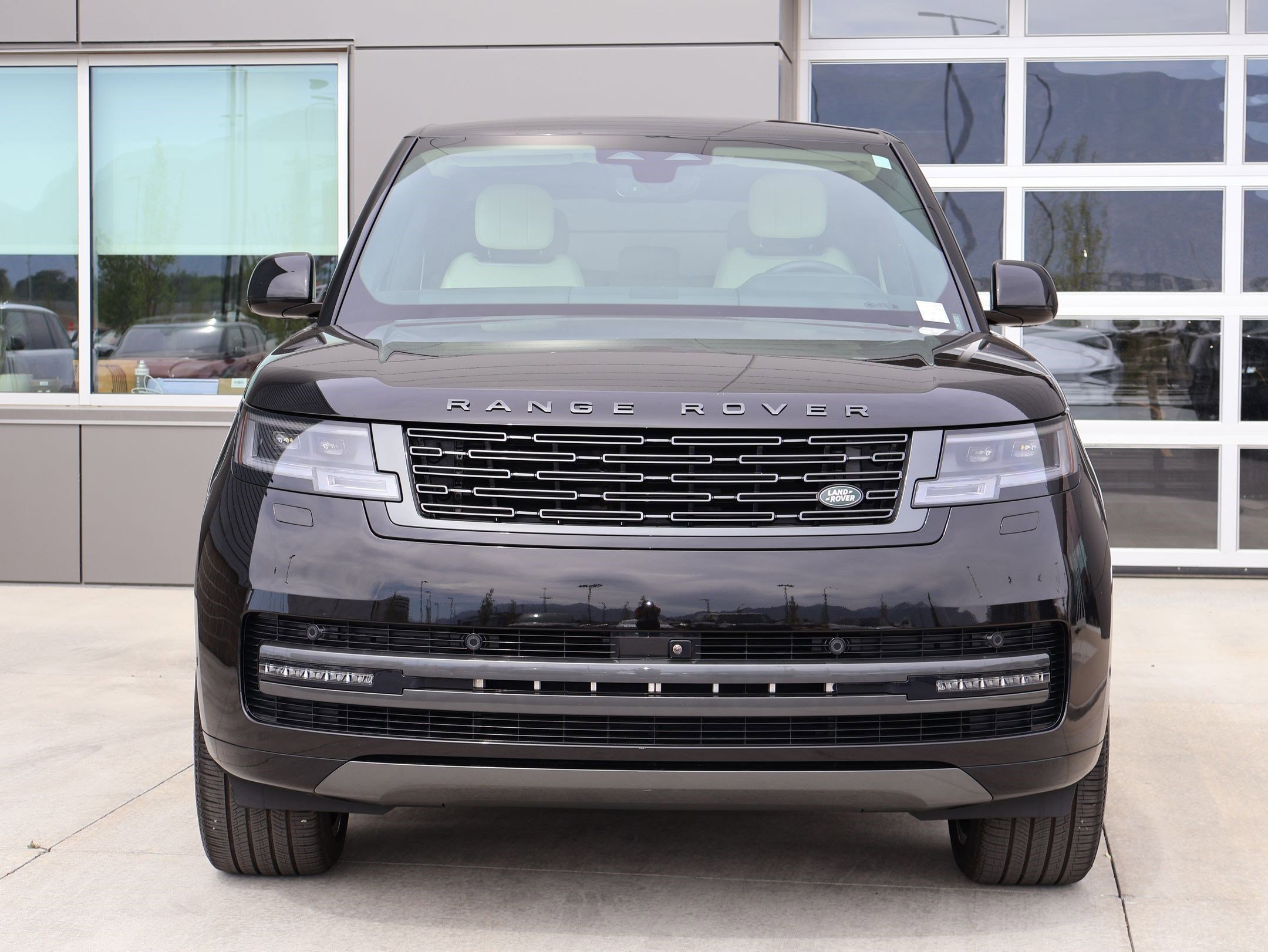 Certified Used 2025 Obsidian Black Metallic Land Rover SE image 2